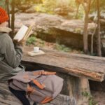 Des enfants d’une communauté nomade suivent un cours en plein air, assis autour d’un enseignant.